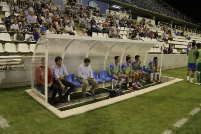 Imatge que oferia el Camp d’Esports poc abans del partit, amb una gespa impecable però amb més ciment que mai a les grades.