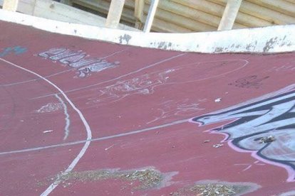 Un grup de corredors entrenant-se ahir a la pista del velòdrom del Camp d’Esports, que presenta un aspecte molt deteriorat.