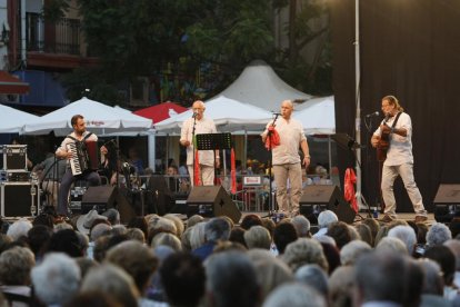 La plaça de la Paeria va ser l’escenari ahir d’una de les parades del seguici de la festa, amb Lo Marraco com a protagonista.
