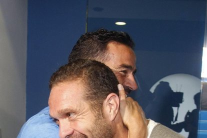 Luis Enrique, amb Busquets, durant l’entrenament d’ahir.