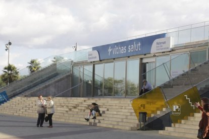 Façana de l’hospital Montserrat, entre Bisbe Torres i Governador Montcada, i de les instal·lacions de Vithas a l’edifici annex a la Llotja.