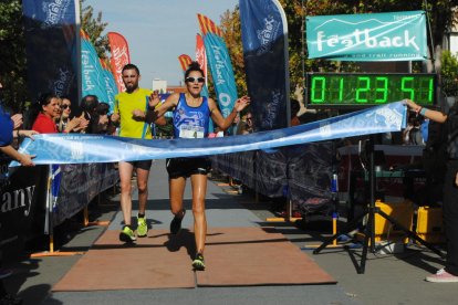 El moment de la multitudinària sortida de la Mitja Marató de Mollerussa.
