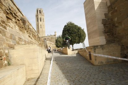 Un dels participants en el Lleida Down Town salta un obstacle ahir a Cavallers poc abans de finalitzar el recorregut.
