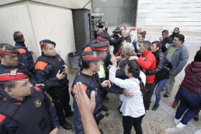 Familiars i amics de la jove assassinada van protagonitzar ahir moments de tensió amb els Mossos d’Esquadra a la sortida del jutjat.