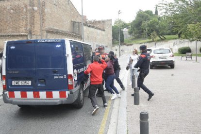 Familiars i amics de la jove assassinada van protagonitzar ahir moments de tensió amb els Mossos d’Esquadra a la sortida del jutjat.