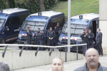 Familiars i amics de la jove assassinada van protagonitzar ahir moments de tensió amb els Mossos d’Esquadra a la sortida del jutjat.