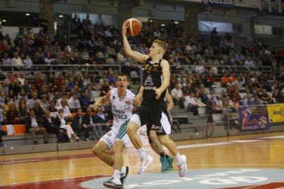 Rupnik, que va tornar a brillar, entra a cistella davant d’un rival.