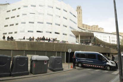 Moment en què ahir va declarar Lucía García, mare de la jove assassinada, mentre l’acusat estava assegut al darrere en el judici.