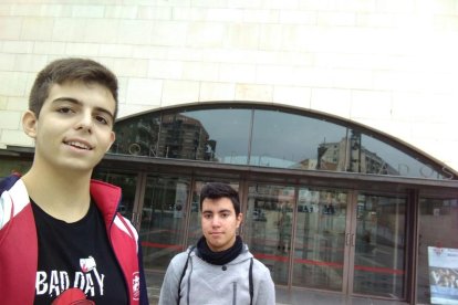 Els professors Ramon Llanes i Xavier Jauset, ahir al claustre de la UdL amb els alumnes participants en aquesta singular gimcana musical.