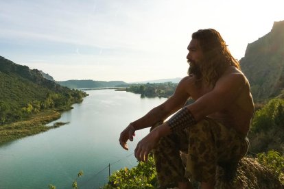 L’actor hawaià Jason Momoa al pantà de Camarasa (esquerra) i Chris Sharma, Jimena Alarcón i Jason Momoa sostenint Alana (dreta).