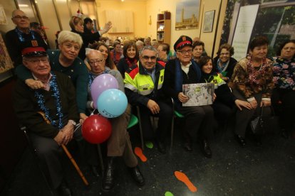 Judit, de 31 anys, fa un petó a la seua mare, que viu amb ella i la seua parella des del maig passat.