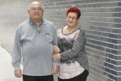 Judit, de 31 anys, fa un petó a la seua mare, que viu amb ella i la seua parella des del maig passat.