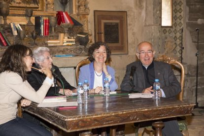 Les parades de llibres van regnar ahir al carrer Major de Cervera en la primera jornada del certamen.