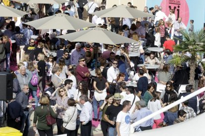 Les bodegues van servir degustacions dels seus vins.