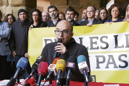 Concentració ahir a la plaça de la Paeria de Lleida en suport del regidor de la CUP de Vic.