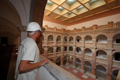 L’antiga església, amb la cúpula amb vitralls, serà el menjador.