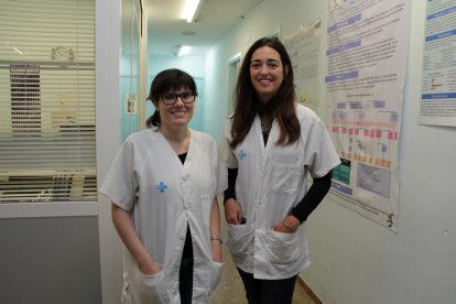 Fernando, a casa seua, mostra com es connecta la bomba, que ha d’estar en condicions estèrils.