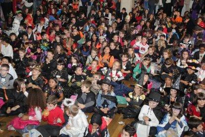 A l’esquerra, dos imatges de la festa a la Bordeta. A la dreta, els alumnes d’Infantil i Primària del col·legi Santa Anna de Lleida celebrant el Halloween.