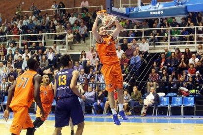 Juampi Sutina, molt millorat, va signar un bon partit.