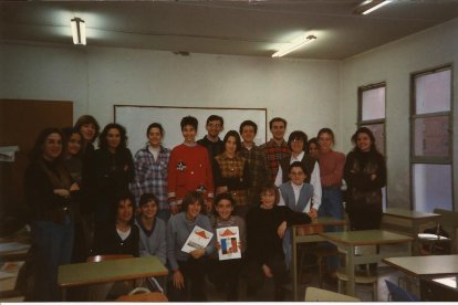 Els professors de l’EOI, a l’entrada del col·legi Joan XXIII el 1991, on va tenir la seu des de la seua creació l’any 1986 fins al 1995.