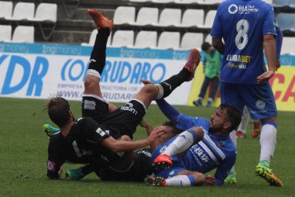 El porter de l’Atlètic Balears, Aulestia, treu la pilota clarament de dins de la porteria després del rematada de Valiente, però l’àrbitre no va concedir el gol.