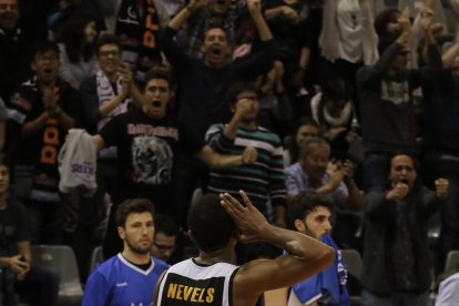 Rubín, que ahir era titular, intenta superar el marcatge de Bieshaar.