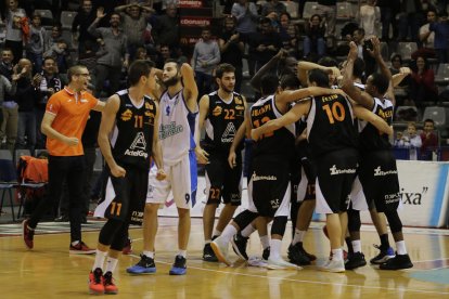 Rubín, que ahir era titular, intenta superar el marcatge de Bieshaar.