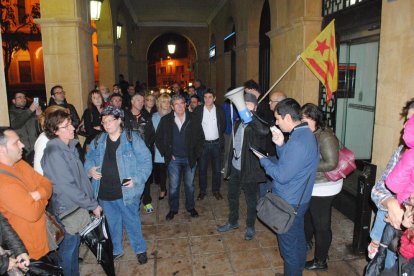 Un centenar de persones es van concentrar davant de la Paeria de Lleida ahir en defensa de l’alcaldessa de Berga, Montse Venturós.