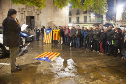 Un centenar de persones es van concentrar davant de la Paeria de Lleida ahir en defensa de l’alcaldessa de Berga, Montse Venturós.