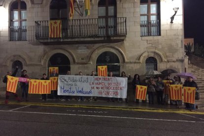 Un centenar de persones es van concentrar davant de la Paeria de Lleida ahir en defensa de l’alcaldessa de Berga, Montse Venturós.