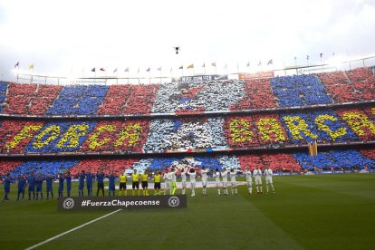 Els jugadors dels dos equips van guardar un minut de silenci en memòria de les víctimes del club Chapecoense, que van morir en un accident d’avió.