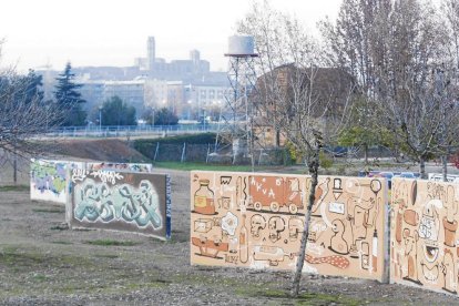 Un operari, repintant a sobre d’un grafiti al carrer Maragall aquesta setmana.