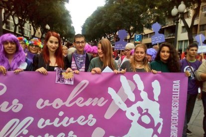 La cabecera de la manifestación ayer durante su paso por la calle Ramon i Cajal de Tarrragona.