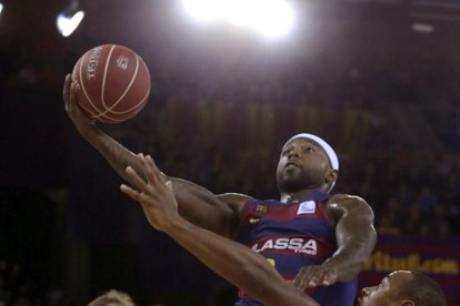 El blaugrana Stefan Peno intenta superar sota la cistella Sergio Llull i Anthony Randolph.