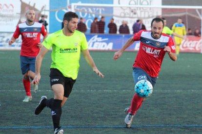 Pau Solanes despeja el balón ante la atenta mirada de dos jugadores del Viladecans.