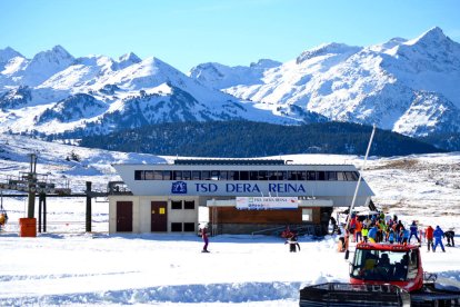 Helicóptero con nieve.