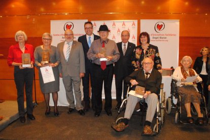 Raed Al Saleh, rebent el premi de mans de Marc Solsona, Josep Maria Pujol i Roberto Fernández.