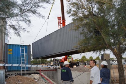 Els constructors, els promotors i l’arquitecte, davant dels contenidors que formen l’estructura de la casa de Ciutat Jardí.