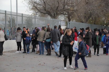 Trabajadores de la Corporación Alimentaria Guissona, saliendo ayer del complejo cárnico.