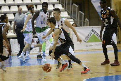 Sevillano s’emporta la pilota perseguit per un rival.