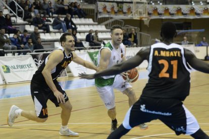 Sevillano s’emporta la pilota perseguit per un rival.