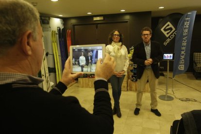 El director comercial de Baqueira, Xavi Ubeira y el conselhera de Turismo de Aran, Anna Díaz.