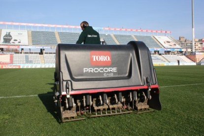 Jugadores del Lleida celebran con aficionados la victoria del pasado viernes sobre el Llagostera.