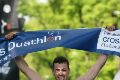 Xavier Jové, cuando entró vencedor en la meta del Europeo de duatlón cross en Targu Mures (Rumanía).