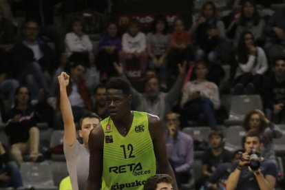 Leonardo Demetrio intenta revolverse para anotar ante la defensa de un jugador del Gipuzkoa.