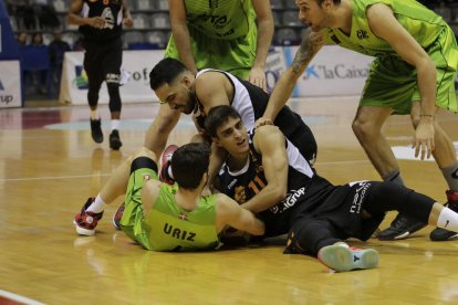 Leonardo Demetrio intenta revolverse para anotar ante la defensa de un jugador del Gipuzkoa.