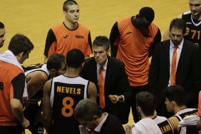 Leonardo Demetrio intenta revolverse para anotar ante la defensa de un jugador del Gipuzkoa.