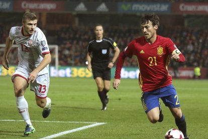 Vitolo supera un jugador de Macedònia en una acció del partit d’ahir.