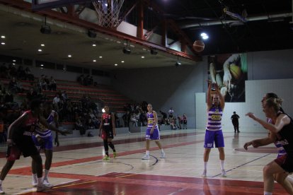 Tirera Meiya, que va ser la màxima anotadora del Cadí, intenta anotar davant de la defensa d’Imovbioh.