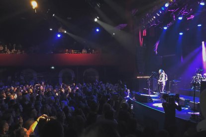 Una mujer toma café en la terraza de Le Carillon, uno de los locales atacados en París.